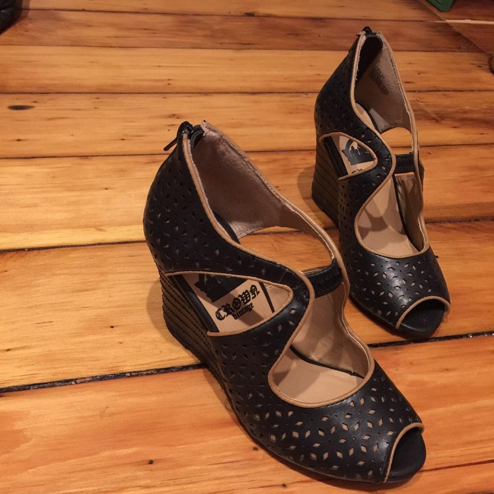 Crown Vintage Thea wedge pump 5.5